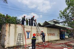 Khu dân cư náo loại vì kho nhớt cháy nổ đùng đùng