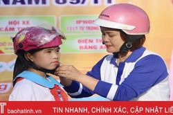 Trao tặng 273 mũ bảo hiểm cho học sinh Trường Tiểu học Cẩm Thành