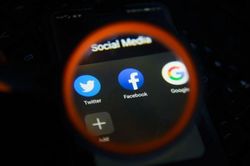 EC hối thúc Facebook, Google, Twitter quyết liệt hơn chống lại tin giả