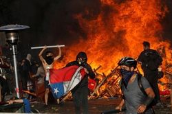 Chile: Khói lửa tại thủ đô Santiago do biểu tình chưa chấm dứt