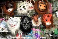 Hà Nội: Thị trường đồ hóa trang sôi động trước ngày Halloween