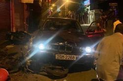 Ô tô BMW mất lái lao lên vỉa hè tông 5 người nhập viện cấp cứu