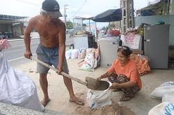 Người dân Cam Ranh gia cố nhà cửa ứng phó mưa lũ