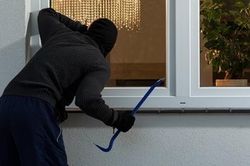 Truy tìm đối tượng liên quan đến vụ trộm cắp tài sản