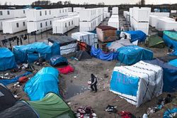 'Rừng tị nạn' Calais và những người di cư sống vất vưởng, tạm bợ chờ sang Anh