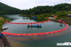 Cận cảnh quá trình xử lý bùn nhiễm dầu thải trên kênh dẫn nước Sông Đà