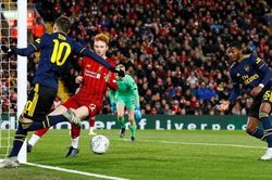 Liverpool 5-5 Arsenal: Phát sốt với pha kiến tạo bằng gót ngoạn mục của Oezil cho đồng đội ghi bàn
