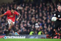 Fan ngả mũ trước pha sút phạt kiểu Ronaldo của Rashford vào lưới Chelsea