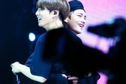 BTS: Nhiều lần V và Jungkook thể hiện tình thân không thể diễn tả bằng lời