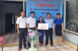 Bàn giao nhà đại đoàn kết cho nông dân nghèo