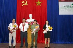 Tặng giỏ xách cho phụ nữ nông thôn 'nói không với rác thải nhựa'