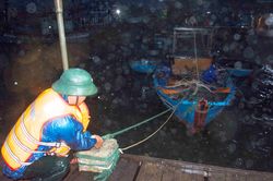 Trắng đêm cứu tàu trên sông Trà Bồng