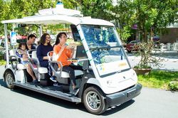 Dùng ứng dụng di động đặt xe điện không người lái