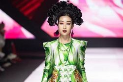 Đỗ Mỹ Linh hóa đào chính, catwalk trên nền nhạc cải lương