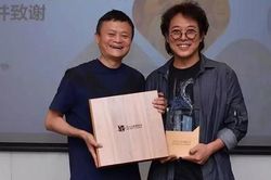 Ngoại hình khác lạ của Lý Liên Kiệt khi xuất hiện bên tỷ phú Jack Ma