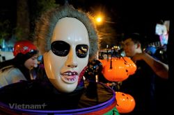 Giới trẻ thích thú xuống đường hóa trang dịp lễ Halloween