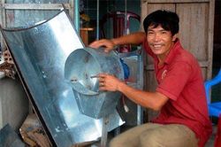 Bình Định: Anh nông dân thoát nghèo nhờ máy thái rau