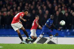 Fan M.U tranh cãi Rashford giống Messi hay Ronaldo sau siêu phẩm để đời