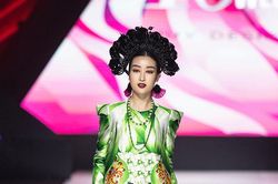 Đỗ Mỹ Linh đánh son thâm, đội mão ấn tượng làm vedette show thời trang