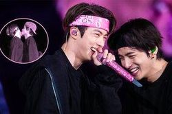 Fan dụi mắt 'tua đi tua lại': V(BTS) đã làm gì với gò má của Jin khi đang diễn tại concert thế này?