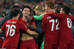 Liverpool đánh bại Arsenal trong cuộc rượt đuổi tỷ số kinh điển