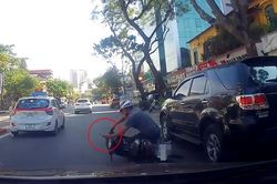 Clip: Người đàn ông suýt mất mạng vì vừa đi xe máy vừa bấm điện thoại