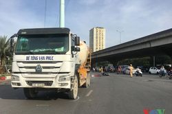 Hà Nội: Va chạm xe bồn chở bê tông, hai mẹ con tử vong