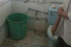 Bé gái 3 tuổi tử vong trong nhà vệ sinh
