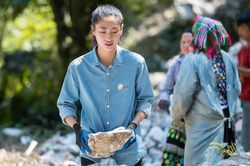 Hoa hậu Lương Thùy Linh vấp ngã khi làm từ thiện ở vùng cao