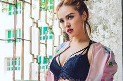 Hot girl lai 4 dòng máu nghiện khoe eo