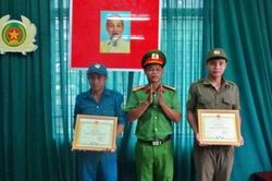 Khen thưởng công an viên và dân quân tự vệ bắt cướp
