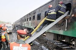 Tàu hỏa bốc cháy kinh hoàng ở Pakistan, 71 người chết
