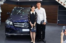 Trung vệ Duy Mạnh và bạn gái 'tậu' Mercedes-Benz GLC hơn 2 tỷ