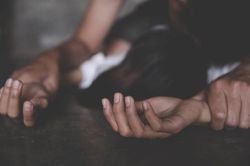 Cô gái nằm ngủ thấy ướt át, mở mắt tỉnh phát hiện lạnh gáy...