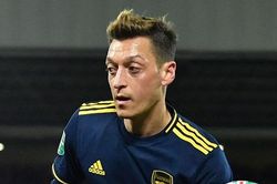 Ly rượu vang… Mesut Ozil