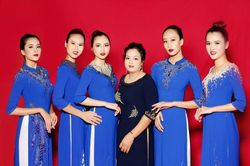 NTK Hạnh Nguyễn mang hơi thở hiện đại cho áo dài truyền thống