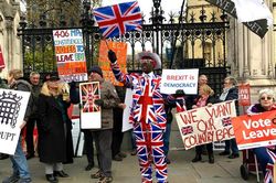 Anh bảo vệ thỏa thuận Brexit sau cảnh báo thương mại của Trump