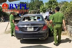 Thông tin bất ngờ về chiếc xe Mercedes bị đập vỡ kính bỏ lại ven đường