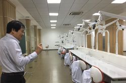 Lo ngại khi bác sĩ 'tráng men' ra trường