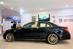'Lác mắt' trước Mercedes-Benz E 300 AMG mạ vàng của đại gia Việt