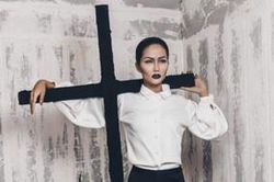 H'Hen Niê trang điểm ma mị, fan khóc thét tưởng chơi lớn Halloween nhưng sự thật khác hẳn