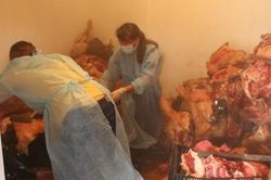 Gần 800 kg thịt heo bốc mùi tại điểm bán thực phẩm tươi sống