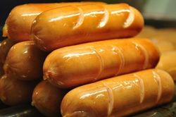 Bé gái 2 tuổi qua đời do hóc xúc xích