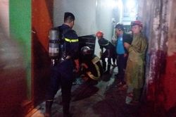 Cảnh sát phá cửa cứu 3 người kẹt trong ngôi nhà đang cháy ở Đà Nẵng