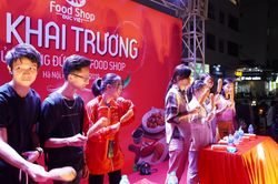 Giới trẻ hào hứng trước thử thách ăn hotdog siêu to khổng lồ