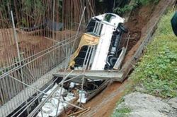 Philippines: Xe tải chở hơn 40 người lao xuống khe núi, 19 người chết