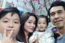 Phú Đôn 'Hoa hồng trên ngực trái': Ông bố nhu nhược trên phim và cuộc sống thật êm đềm bên vợ kém 25 tuổi