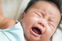 Theo mẹ vào dự đám tang, bé trai 2 tuổi đột nhiên kinh hãi khóc ré lên, đến khi ra ngoài thì lại nín và sự thật gây rùng mình đằng sau