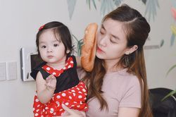 Con gái Hoài Lâm thừa hưởng nét đẹp từ cha mẹ