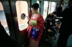 Phụ nữ Nhật dùng mực vô hình để đối phó kẻ sàm sỡ trên tàu